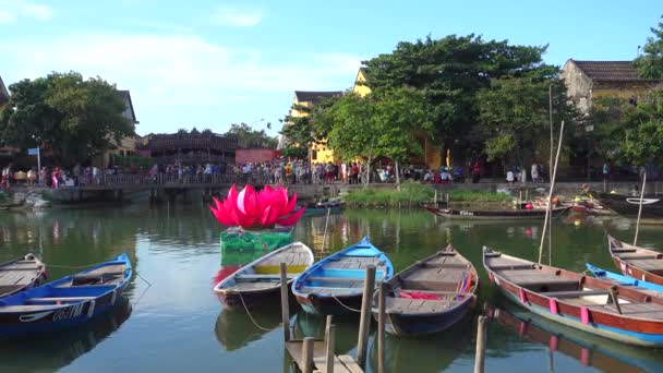 Ein Sonniger Tag Hoai Fluss Mit Einem Hölzernen Boot Das — Stockvideo