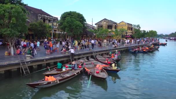 Сонячний День Hoai Річка Дерев Яних Човнах Прив Язаний Напрямку — стокове відео