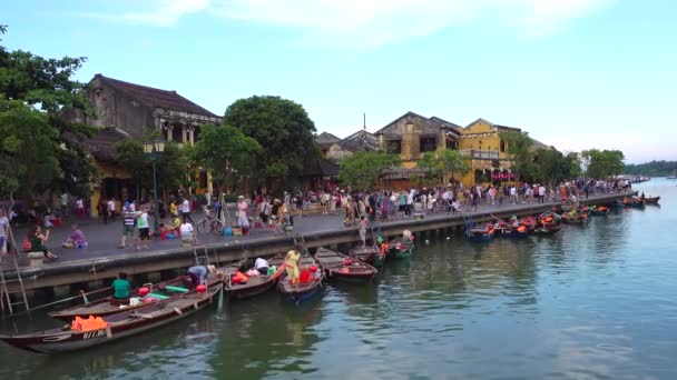 Güneşli Bir Gün Hoai River Ahşap Tekne Ile Eski Bir — Stok video