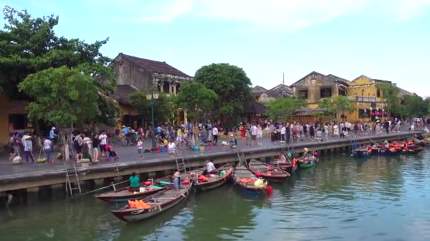 Güneşli Bir Gün Hoai River Ahşap Tekne Ile Eski Bir — Stok video