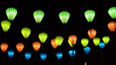 Güzel fener Hoi eski bir şehir. Lisanslı yüksek kaliteli stok görüntüleri çok fener Satılık ve dekorasyon Hoi An. Hoi An, bir kez Faifo olarak bilinen ve ünlü bir Unesco Dünya miras alanı olarak