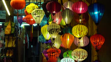 Güzel fener Hoi eski bir şehir. Lisanslı yüksek kaliteli stok görüntüleri çok fener Satılık ve dekorasyon Hoi An. Hoi An, bir kez Faifo olarak bilinen ve ünlü bir Unesco Dünya miras alanı olarak