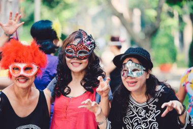 Ho Chi Minh, Vietnam - 06 2018: Cadılar Bayramı gün bir parkta. Lisanslı yüksek kaliteli ücretsiz stok fotoğraf Cadılar Bayramı partisi ile birçok kadın uğursuz surat. Vampir, cadı, ölü gelin Cadılar Bayramı için giyen kadınlar