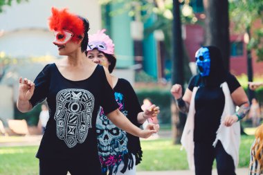 Ho Chi Minh, Vietnam - 06 2018: Cadılar Bayramı gün bir parkta. Lisanslı yüksek kaliteli ücretsiz stok fotoğraf Cadılar Bayramı partisi ile birçok kadın uğursuz surat. Vampir, cadı, ölü gelin Cadılar Bayramı için giyen kadınlar