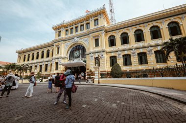 Ho Chi Minh City, Vietnam - 06, 2018: Stok fotoğraf, Saigon merkezi Gustave Eiffel tarafından tasarlanmış postane. Yerel halkın ve turistik postanede gezilecek al. 1886-1891 yılında bir Fransız koloni tarzı Saigon sonra şehir için inşa