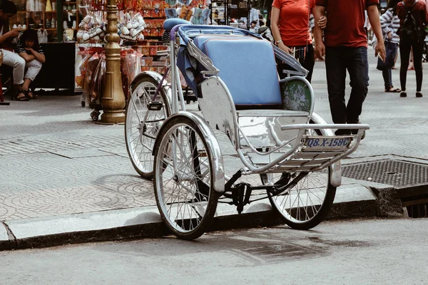 Ho Chi Minh City, Vietnam -Ağu 2, 2018: Cyclos sokak bekleyen konuklar üzerinde. Lisanslı yüksek kaliteli ücretsiz stok görüntü cyclo bisiklet. Cyclo ulaşım turizm için tercih edilen araçtır