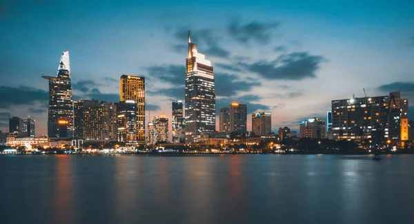 Güzel manzara günbatımı Ho Chi Minh city veya Sai Gon. Lisanslı yüksek kaliteli ücretsiz stok görüntü Ho Chi Minh City geliştirme binaları ile. Ho Chi Minh city Vietnam'en büyük şehridir