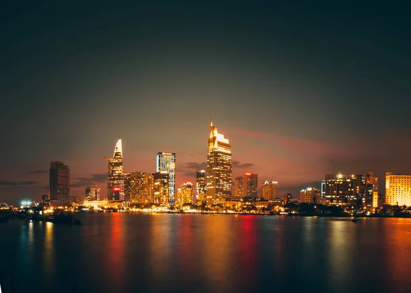 Güzel manzara günbatımı Ho Chi Minh city veya Sai Gon. Lisanslı yüksek kaliteli ücretsiz stok görüntü Ho Chi Minh City geliştirme binaları ile. Ho Chi Minh city Vietnam'en büyük şehridir