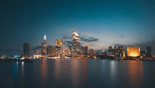 Güzel manzara günbatımı Ho Chi Minh city veya Sai Gon. Lisanslı yüksek kaliteli ücretsiz stok görüntü Ho Chi Minh City geliştirme binaları ile. Ho Chi Minh city Vietnam'en büyük şehridir
