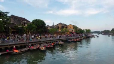 Quang Nam, Vietnam - Kasım 2017: Timelapse veya günbatımı nehir manzarası ile eski bir şehir yüzer fenerler ve tekneler Hoi, hızlandırılmış. Hoi bir Unesco Dünya Mirası, Vietnam en popüler yerlerinden biri olduğunu