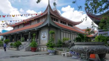 Ho Chi Minh City, Vietnam - 25 Ağustos 2017: Vinh Nghiem Pagoda Ho Chi Minh City sabah. Lisanslı yüksek kaliteli ücretsiz stok görüntüleri zaman atlamalı Vinh Nghiem pagoda Tapınağı. Ho Chi Minh City Saigon Vietnam