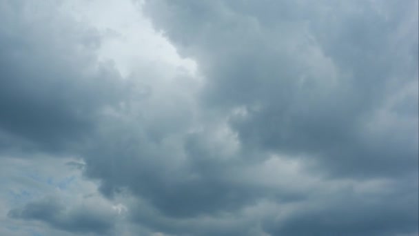 Красивое Ярко Голубое Небо Белыми Пушистыми Облаками Ясный Солнечный День — стоковое видео