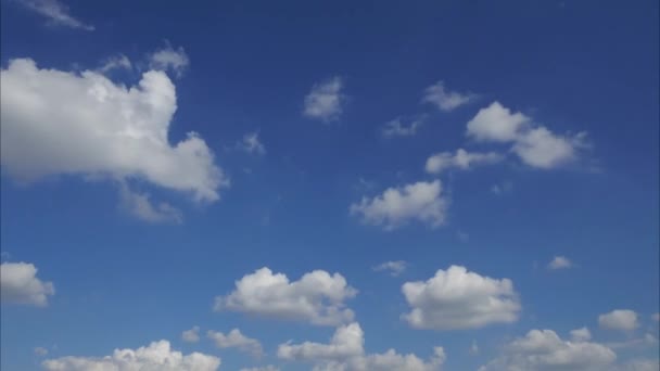 Mooie Heldere Blauwe Hemel Met Witte Pluizige Wolken Een Heldere — Stockvideo