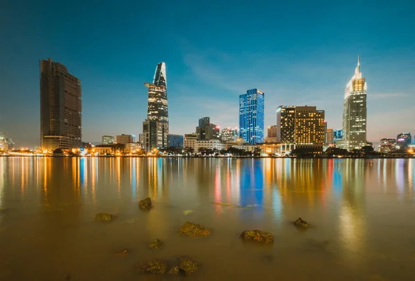 Güzel manzara günbatımı Ho Chi Minh city veya Sai Gon. Lisanslı yüksek kaliteli ücretsiz stok görüntü Ho Chi Minh City geliştirme binaları ile. Ho Chi Minh city Vietnam'en büyük şehridir