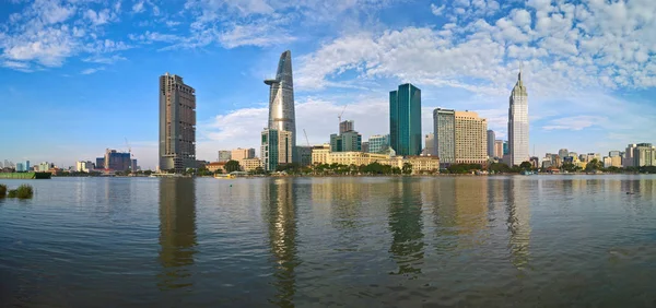 Yüksek bina ve gökdelen içinde merkezi, Ho Chi Minh city. Lisanslı yüksek kaliteli ücretsiz stok görüntü Ho Chi Minh City geliştirme binaları ile. Ho Chi Minh city Vietnam'en büyük şehridir
