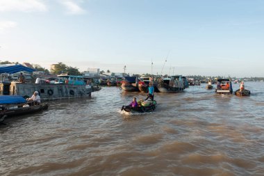 Cantho city, Vietnam - 08 Ağustos 2018: kimliği belirsiz kişi satın almak ve satmak tekne, gemi içinde Cai yüzen Pazar Mekong Nehri, Rang. Telif ücretsiz stok görüntü yüzen Pazar veya nehir pazar Vietnam