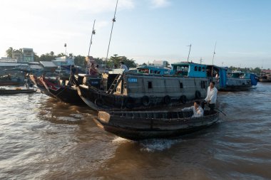Cantho city, Vietnam - 08 Ağustos 2018: kimliği belirsiz kişi satın almak ve satmak tekne, gemi içinde Cai yüzen Pazar Mekong Nehri, Rang. Telif ücretsiz stok görüntü yüzen Pazar veya nehir pazar Vietnam