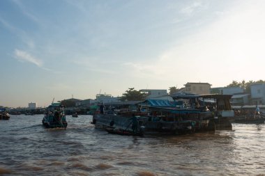 Cantho city, Vietnam - 08 Ağustos 2018: kimliği belirsiz kişi satın almak ve satmak tekne, gemi içinde Cai yüzen Pazar Mekong Nehri, Rang. Telif ücretsiz stok görüntü yüzen Pazar veya nehir pazar Vietnam