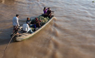 Cantho city, Vietnam - 08 Ağustos 2018: kimliği belirsiz kişi satın almak ve satmak tekne, gemi içinde Cai yüzen Pazar Mekong Nehri, Rang. Telif ücretsiz stok görüntü yüzen Pazar veya nehir pazar Vietnam