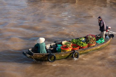 Cantho city, Vietnam - 08 Ağustos 2018: kimliği belirsiz kişi satın almak ve satmak tekne, gemi içinde Cai yüzen Pazar Mekong Nehri, Rang. Telif ücretsiz stok görüntü yüzen Pazar veya nehir pazar Vietnam
