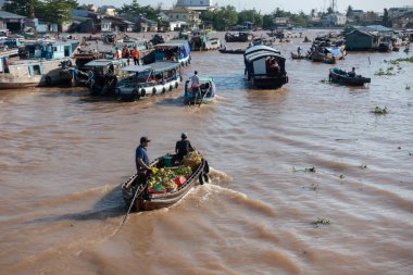 Cantho city, Vietnam - 08 Ağustos 2018: kimliği belirsiz kişi satın almak ve satmak tekne, gemi içinde Cai yüzen Pazar Mekong Nehri, Rang. Telif ücretsiz stok görüntü yüzen Pazar veya nehir pazar Vietnam