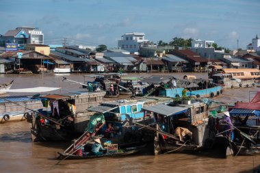 Cantho city, Vietnam - 08 Ağustos 2018: kimliği belirsiz kişi satın almak ve satmak tekne, gemi içinde Cai yüzen Pazar Mekong Nehri, Rang. Telif ücretsiz stok görüntü yüzen Pazar veya nehir pazar Vietnam