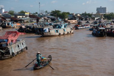 Cantho city, Vietnam - 08 Ağustos 2018: kimliği belirsiz kişi satın almak ve satmak tekne, gemi içinde Cai yüzen Pazar Mekong Nehri, Rang. Telif ücretsiz stok görüntü yüzen Pazar veya nehir pazar Vietnam