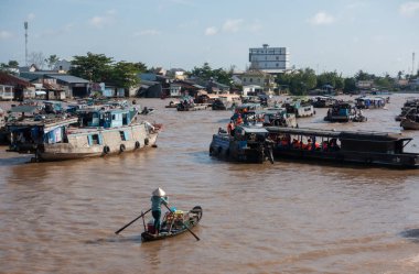Cantho city, Vietnam - 08 Ağustos 2018: kimliği belirsiz kişi satın almak ve satmak tekne, gemi içinde Cai yüzen Pazar Mekong Nehri, Rang. Telif ücretsiz stok görüntü yüzen Pazar veya nehir pazar Vietnam