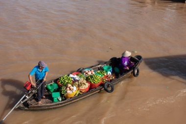 Cantho city, Vietnam - 08 Ağustos 2018: kimliği belirsiz kişi satın almak ve satmak tekne, gemi içinde Cai yüzen Pazar Mekong Nehri, Rang. Telif ücretsiz stok görüntü yüzen Pazar veya nehir pazar Vietnam