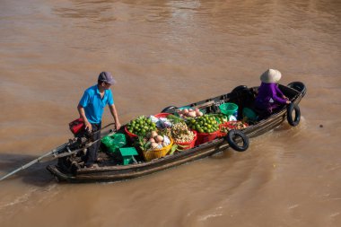 Cantho city, Vietnam - 08 Ağustos 2018: kimliği belirsiz kişi satın almak ve satmak tekne, gemi içinde Cai yüzen Pazar Mekong Nehri, Rang. Telif ücretsiz stok görüntü yüzen Pazar veya nehir pazar Vietnam