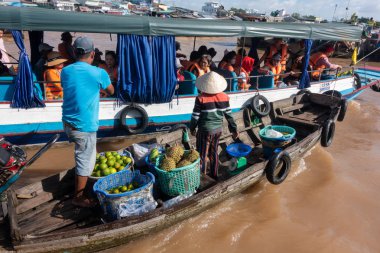 Cantho city, Vietnam - 08 Ağustos 2018: kimliği belirsiz kişi satın almak ve satmak tekne, gemi içinde Cai yüzen Pazar Mekong Nehri, Rang. Telif ücretsiz stok görüntü yüzen Pazar veya nehir pazar Vietnam