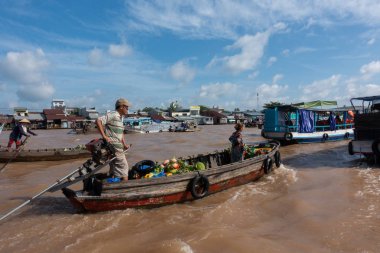 Cantho city, Vietnam - 08 Ağustos 2018: kimliği belirsiz kişi satın almak ve satmak tekne, gemi içinde Cai yüzen Pazar Mekong Nehri, Rang. Telif ücretsiz stok görüntü yüzen Pazar veya nehir pazar Vietnam