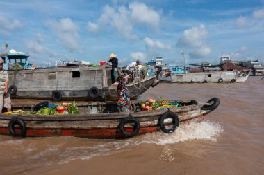 Cantho city, Vietnam - 08 Ağustos 2018: kimliği belirsiz kişi satın almak ve satmak tekne, gemi içinde Cai yüzen Pazar Mekong Nehri, Rang. Telif ücretsiz stok görüntü yüzen Pazar veya nehir pazar Vietnam
