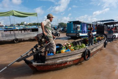 Cantho city, Vietnam - 08 Ağustos 2018: kimliği belirsiz kişi satın almak ve satmak tekne, gemi içinde Cai yüzen Pazar Mekong Nehri, Rang. Telif ücretsiz stok görüntü yüzen Pazar veya nehir pazar Vietnam