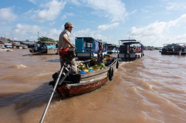 Cantho city, Vietnam - 08 Ağustos 2018: kimliği belirsiz kişi satın almak ve satmak tekne, gemi içinde Cai yüzen Pazar Mekong Nehri, Rang. Telif ücretsiz stok görüntü yüzen Pazar veya nehir pazar Vietnam