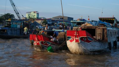 Cantho city, Vietnam - 08 Ağustos 2018: kimliği belirsiz kişi satın almak ve satmak tekne, gemi içinde Cai yüzen Pazar Mekong Nehri, Rang. Telif ücretsiz stok görüntü yüzen Pazar veya nehir pazar Vietnam