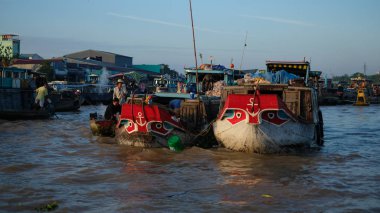 Cantho city, Vietnam - 08 Ağustos 2018: kimliği belirsiz kişi satın almak ve satmak tekne, gemi içinde Cai yüzen Pazar Mekong Nehri, Rang. Telif ücretsiz stok görüntü yüzen Pazar veya nehir pazar Vietnam