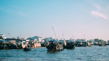 Cantho city, Vietnam - 08 Ağustos 2018: kimliği belirsiz kişi satın almak ve satmak tekne, gemi içinde Cai yüzen Pazar Mekong Nehri, Rang. Telif ücretsiz stok görüntü yüzen Pazar veya nehir pazar Vietnam