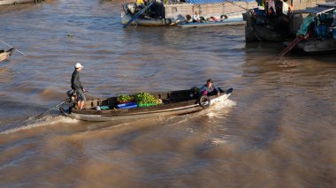 Cantho city, Vietnam - 08 Ağustos 2018: kimliği belirsiz kişi satın almak ve satmak tekne, gemi içinde Cai yüzen Pazar Mekong Nehri, Rang. Telif ücretsiz stok görüntü yüzen Pazar veya nehir pazar Vietnam