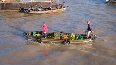 Cantho city, Vietnam - 08 Ağustos 2018: kimliği belirsiz kişi satın almak ve satmak tekne, gemi içinde Cai yüzen Pazar Mekong Nehri, Rang. Telif ücretsiz stok görüntü yüzen Pazar veya nehir pazar Vietnam