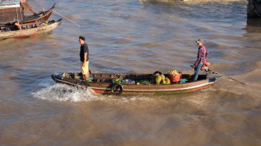 Cantho city, Vietnam - 08 Ağustos 2018: kimliği belirsiz kişi satın almak ve satmak tekne, gemi içinde Cai yüzen Pazar Mekong Nehri, Rang. Telif ücretsiz stok görüntü yüzen Pazar veya nehir pazar Vietnam