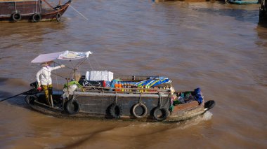 Cantho city, Vietnam - 08 Ağustos 2018: kimliği belirsiz kişi satın almak ve satmak tekne, gemi içinde Cai yüzen Pazar Mekong Nehri, Rang. Telif ücretsiz stok görüntü yüzen Pazar veya nehir pazar Vietnam