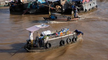Cantho city, Vietnam - 08 Ağustos 2018: kimliği belirsiz kişi satın almak ve satmak tekne, gemi içinde Cai yüzen Pazar Mekong Nehri, Rang. Telif ücretsiz stok görüntü yüzen Pazar veya nehir pazar Vietnam