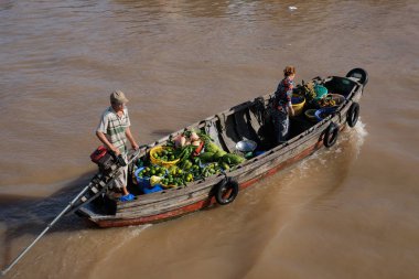 Cantho city, Vietnam - 08 Ağustos 2018: kimliği belirsiz kişi satın almak ve satmak tekne, gemi içinde Cai yüzen Pazar Mekong Nehri, Rang. Telif ücretsiz stok görüntü yüzen Pazar veya nehir pazar Vietnam