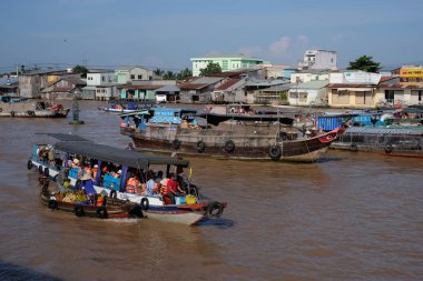 Cantho city, Vietnam - 08 Ağustos 2018: kimliği belirsiz kişi satın almak ve satmak tekne, gemi içinde Cai yüzen Pazar Mekong Nehri, Rang. Telif ücretsiz stok görüntü yüzen Pazar veya nehir pazar Vietnam