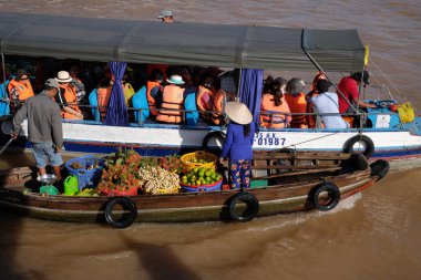 Cantho city, Vietnam - 08 Ağustos 2018: kimliği belirsiz kişi satın almak ve satmak tekne, gemi içinde Cai yüzen Pazar Mekong Nehri, Rang. Telif ücretsiz stok görüntü yüzen Pazar veya nehir pazar Vietnam