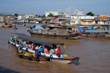 Cantho city, Vietnam - 08 Ağustos 2018: kimliği belirsiz kişi satın almak ve satmak tekne, gemi içinde Cai yüzen Pazar Mekong Nehri, Rang. Telif ücretsiz stok görüntü yüzen Pazar veya nehir pazar Vietnam