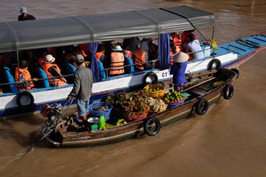 Cantho city, Vietnam - 08 Ağustos 2018: kimliği belirsiz kişi satın almak ve satmak tekne, gemi içinde Cai yüzen Pazar Mekong Nehri, Rang. Telif ücretsiz stok görüntü yüzen Pazar veya nehir pazar Vietnam