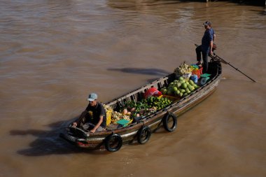 Cantho city, Vietnam - 08 Ağustos 2018: kimliği belirsiz kişi satın almak ve satmak tekne, gemi içinde Cai yüzen Pazar Mekong Nehri, Rang. Telif ücretsiz stok görüntü yüzen Pazar veya nehir pazar Vietnam