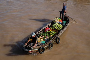 Cantho city, Vietnam - 08 Ağustos 2018: kimliği belirsiz kişi satın almak ve satmak tekne, gemi içinde Cai yüzen Pazar Mekong Nehri, Rang. Telif ücretsiz stok görüntü yüzen Pazar veya nehir pazar Vietnam